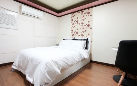 Room (Semi-special Room (Netflix Available)) | 1 bedroom, free WiFi, bed sheets