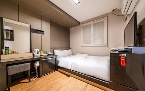 Room (Non-smoking (no parking no consecutiv) | 1 bedroom, free WiFi, bed sheets