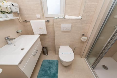 Deluxe Apartment, Private Pool, Sea View | Bathroom | Shower, hair dryer, towels, soap