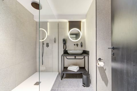 Superior Room, City View | Bathroom | Rainfall showerhead, eco-friendly toiletries, hair dryer, towels