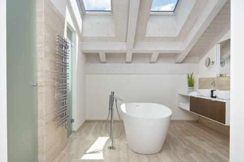 Luxury Suite | Bathroom | Hair dryer, slippers, towels