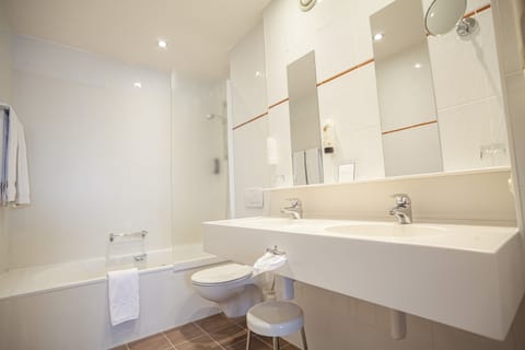 Classic Twin Room | Bathroom | Shower, towels