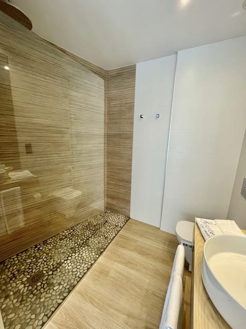 Classic Room | Bathroom | Shower, towels