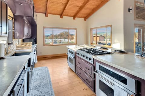 [Kitchen] Fully equipped with double ovens and a 6-burner gas cooktop