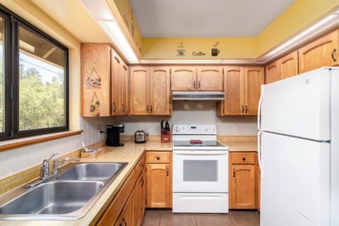 Deluxe Cabin | Private kitchen | Mini-fridge, microwave, coffee/tea maker