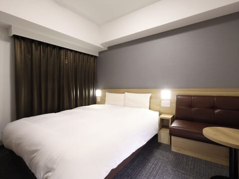 Basic Queen Room, Non Smoking, No Housekeeping Service | Desk, soundproofing, free WiFi, bed sheets