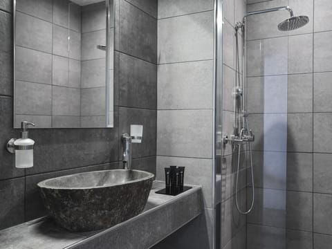 Superior Suite | Bathroom | Shower, rainfall showerhead, free toiletries, hair dryer