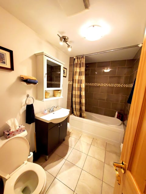 Basic Double Room | Bathroom | Shower, free toiletries, hair dryer, bathrobes