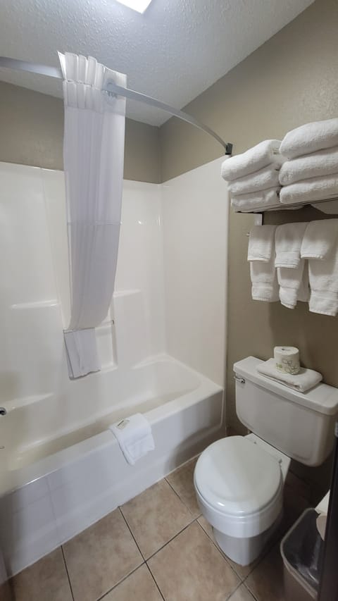 Family Room | Bathroom | Combined shower/tub, free toiletries, hair dryer, towels