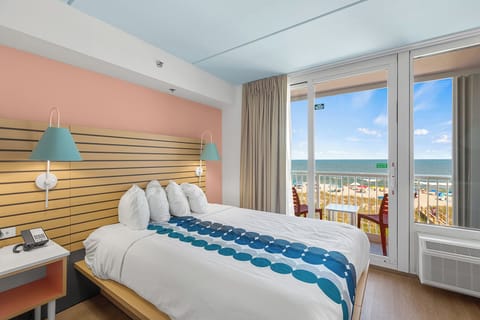 King Bed Oceanfront w/Balcony | In-room safe, desk, laptop workspace, blackout drapes