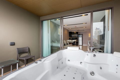 Family Suite, 1 Bedroom | Jetted tub