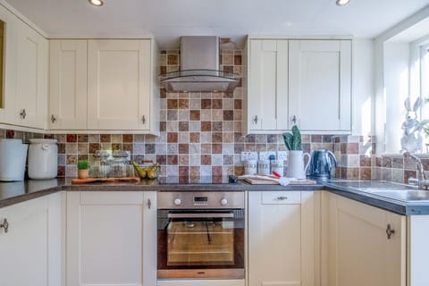 Bag End and Peppercorn Cottage Kitchen - StayCotswold