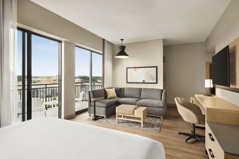 CITY VIEW 1 KING BED (PLUS SLEEPER SOFA) | Hypo-allergenic bedding, in-room safe, desk, laptop workspace