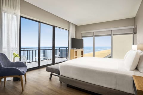 OCEANFRONT ONE BEDROOM SUITE KING BED (PLUS SLEEPER SOFA) | Hypo-allergenic bedding, in-room safe, desk, laptop workspace