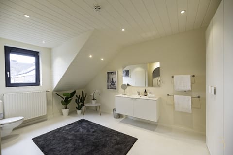 Comfort Double Room | Bathroom amenities | Rainfall showerhead, free toiletries, towels