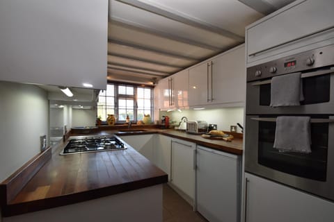 Family Cottage | Private kitchen | Fridge, microwave, oven, stovetop