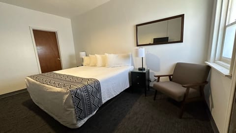 Single Room, 1 King Bed | Blackout drapes, free WiFi, bed sheets