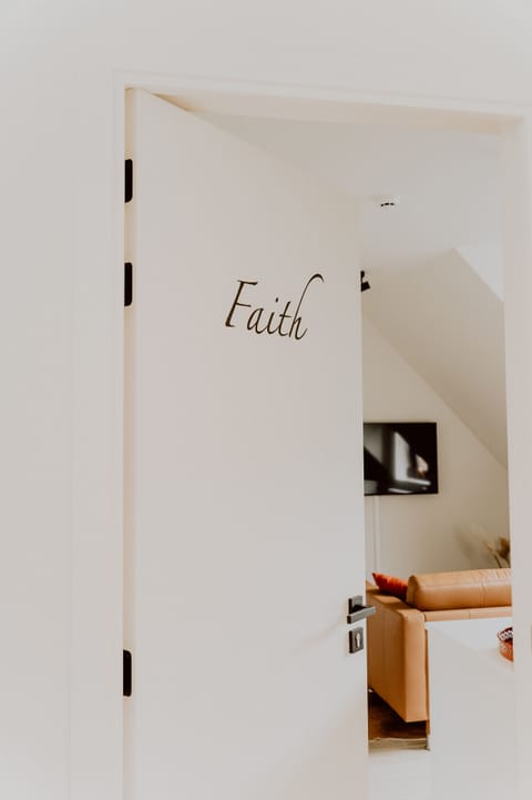 Deluxe Apartment | Blackout drapes, iron/ironing board, free WiFi