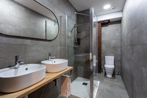 Superior Double Room | Bathroom | Shower, rainfall showerhead, hair dryer, towels