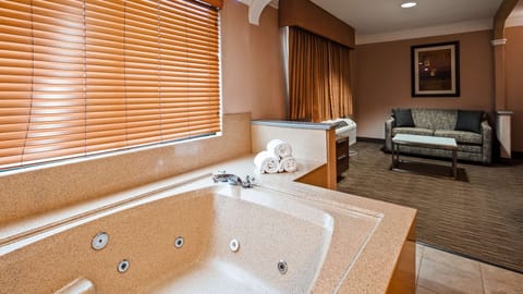 Standard Room, 1 King Bed, Non Smoking, Hot Tub (Larger Room) | Bathroom | Shower, eco-friendly toiletries, hair dryer, towels