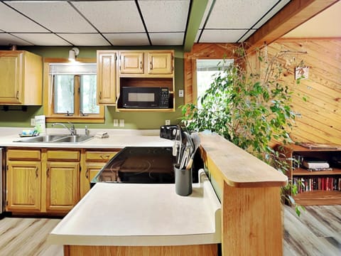 House, Multiple Beds, Hot Tub | Private kitchen | Fridge, microwave, oven, stovetop