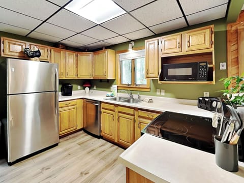 House, Multiple Beds, Hot Tub | Private kitchen | Fridge, microwave, oven, stovetop