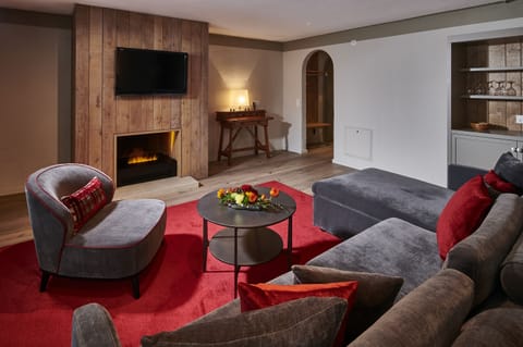 Jungfrau Suite | Living room | 77-cm flat-screen TV with satellite channels, TV