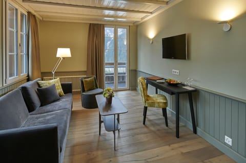 Junior Suite with Eiger View | Living area | 77-cm flat-screen TV with satellite channels, TV