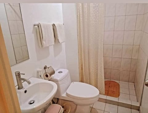 Basic Studio Suite | Bathroom | Free toiletries, slippers, bidet, towels