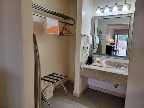 x-Standard King Smoking | Bathroom | Combined shower/tub, free toiletries, hair dryer, towels