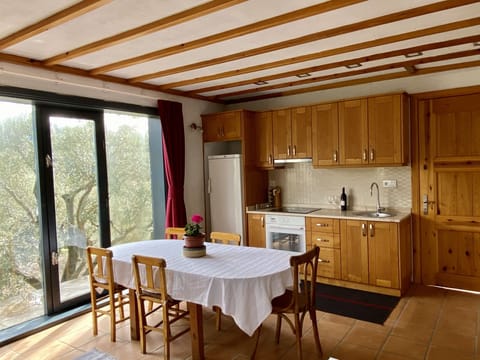 Fully equipped kitchen and dining area