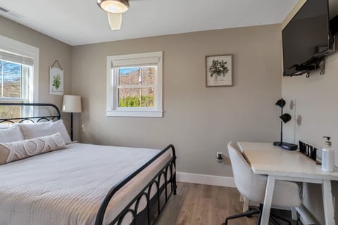 Second desk in the 2nd bedroom.