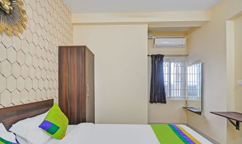 Deluxe Double Room | Desk, iron/ironing board