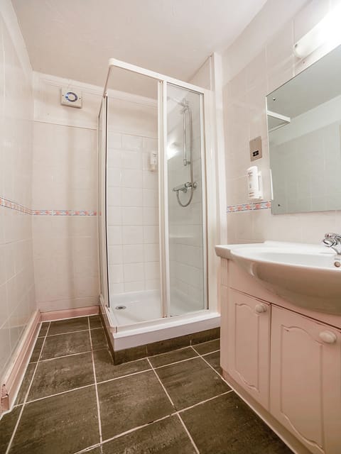 Standard Double Room | Bathroom | Free toiletries, hair dryer, towels