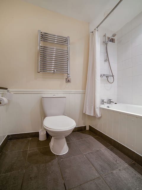 Standard Single Room, 1 Twin Bed | Bathroom | Free toiletries, hair dryer, towels