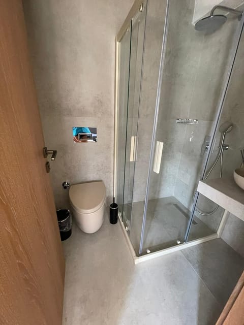 Family Studio Suite | Bathroom | Shower, rainfall showerhead, free toiletries, hair dryer