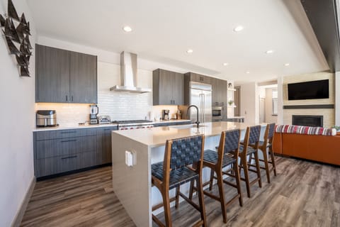 Chef's Kitchen and breakfast bar with seating for four.