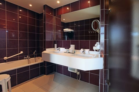 Penthouse | Bathroom | Shower, free toiletries, hair dryer, bathrobes