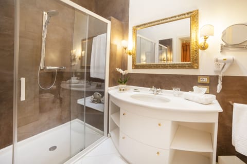 Deluxe Room | Bathroom | Jetted tub, rainfall showerhead, designer toiletries, hair dryer