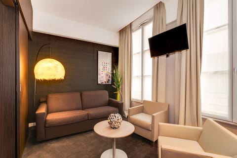 Suite | Minibar, in-room safe, blackout drapes, soundproofing