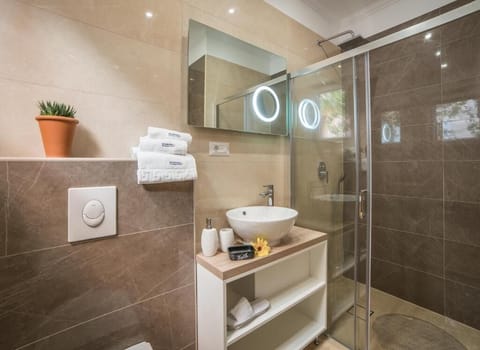 Combined shower/tub, rainfall showerhead, hair dryer, bathrobes