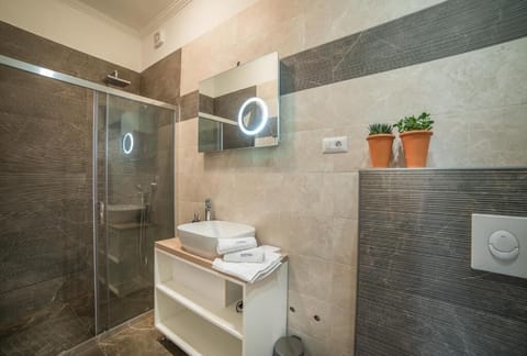Deluxe Double Room | Bathroom | Combined shower/tub, rainfall showerhead, hair dryer, bathrobes