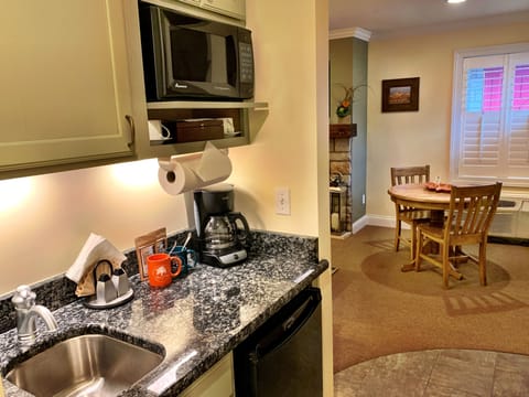 Standard Cottage | Private kitchenette | Mini-fridge, microwave, coffee/tea maker, electric kettle