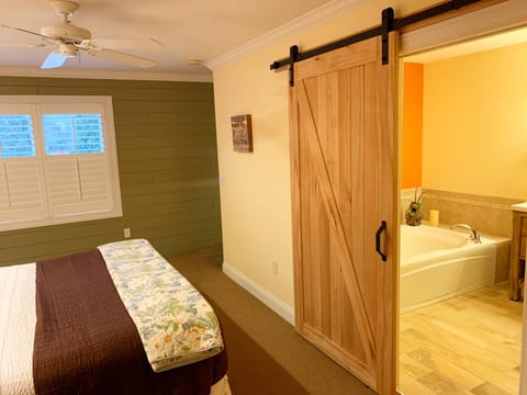 Deluxe Cottage | Bathroom | Separate tub and shower, jetted tub, hydromassage showerhead