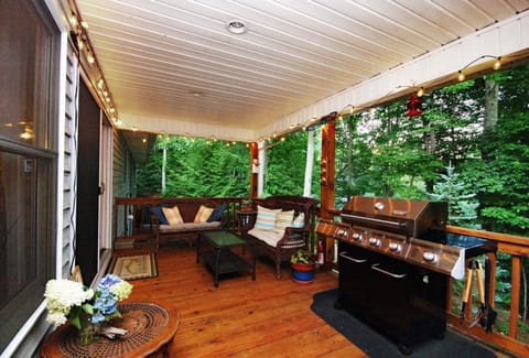 Large Upper deck, gas grill