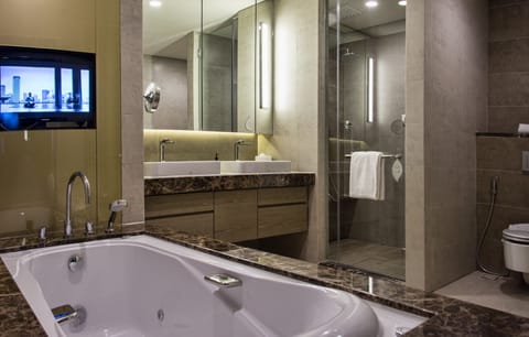 Premier Room, 3 Bedrooms | Bathroom | Shower, rainfall showerhead, designer toiletries, hair dryer