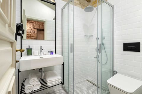 Separate tub and shower, rainfall showerhead, eco-friendly toiletries