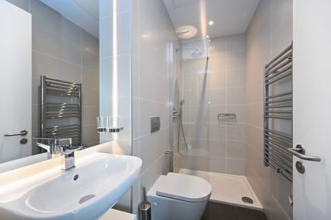 Studio Apartment (Accessible) | Bathroom | Shower, rainfall showerhead, hair dryer, towels