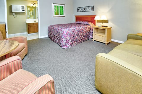 Standard Single Room, 1 Queen Bed | Desk, blackout drapes, free WiFi, bed sheets