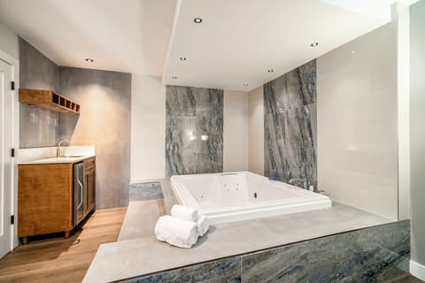 Luxury Studio, 1 King Bed, Hot Tub | Jetted tub